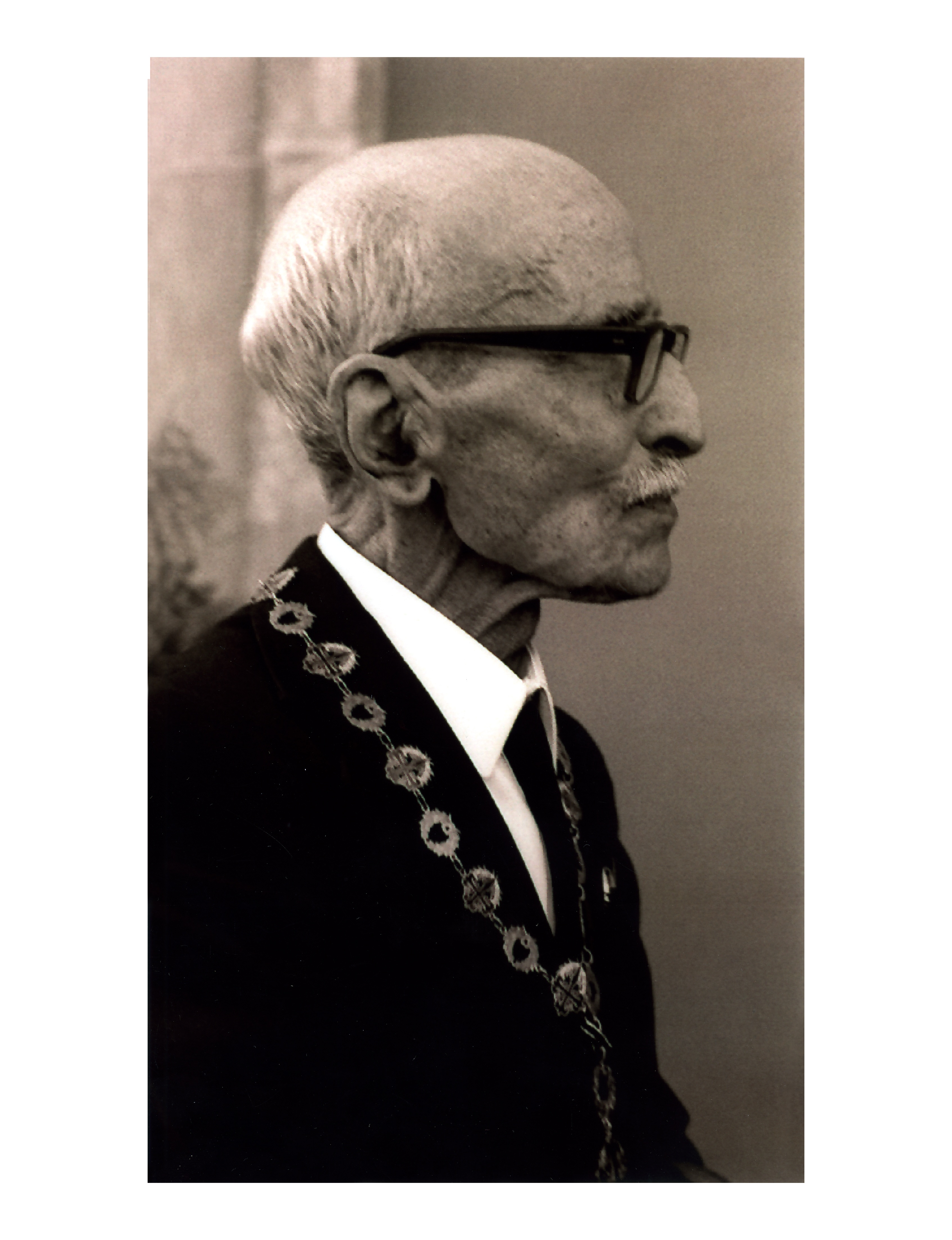 Nasceu na cidade de Angra do Heroísmo a 1.3.1888 e faleceu na mesma cidade em 27.7.1978. Fez estudos gerais em Angra do Heroísmo e Lisboa. Ingressou a carreira militar, como voluntário, em 1904, tendo atingido o posto de Tenente-Coronel em 1931.
Concluiu o curso de Engenheria Civil (1924) e foi Director do Serviço de Meteorologia dos Açores em 1926, passando a desempenhar as funções de chefe de Divisão Regional dos Açores do Serviço Meteorológico Nacional, cargo que ocupou até atingir o limite de idade em 1958. Foi cumulativamente chefe do serviço meteorológico da Base Aérea n.º 4 das Lajes desde a sua criação até 1946. Tornou-se um especialista de renome internacional na meteorologia e geofísica, estando em contacto com alguns dos maiores cientistas nacionais e estrangeiros do seu tempo. 
 Interessou-se pelo estudo de várias áreas do saber como aerologia, magnetismo, climatologia, sismologia, vulcanologia, tectónica, ornitologia, botânica, linguística, literatura, história, geografia, etc.
Em 1928, foi nomeado pela Junta Geral do Distrito de Angra do Heroísmo para a Comissão de Instrução, iniciando a sua carreira administrativa, quase toda ao serviço dessa instituição, tanto na Comissão Executiva, como na Presidência. Foi professor do Liceu de Angra do Heroísmo entre 1923 e 1936, onde leccionou várias disciplinas.
Em 1942, foi um dos sócios fundadores do Instituto Histórico da Ilha Terceira, liderado até 1955 por Luís Ribeiro. Com a morte deste, assumiu nesse ano a presidência da instituição até 1975, quando passou a presidente honorário. No Boletim do Instituto publicou estudos de história dos descobrimentos portugueses em direcção à América do Norte. Foi um dos fundadores do Instituto Açoriano de Cultura, em 1956, e colaborador das Semanas de Estudo, tendo escrito um célebre trabalho sobre as dominantes histórico-sociais do povo açoriano, considerado um clássico da açorianidade. Foi durante a maior parte da sua vida uma das grandes referências culturais nos Açores e o mais conhecido açoriano no mundo da ciência internacional.