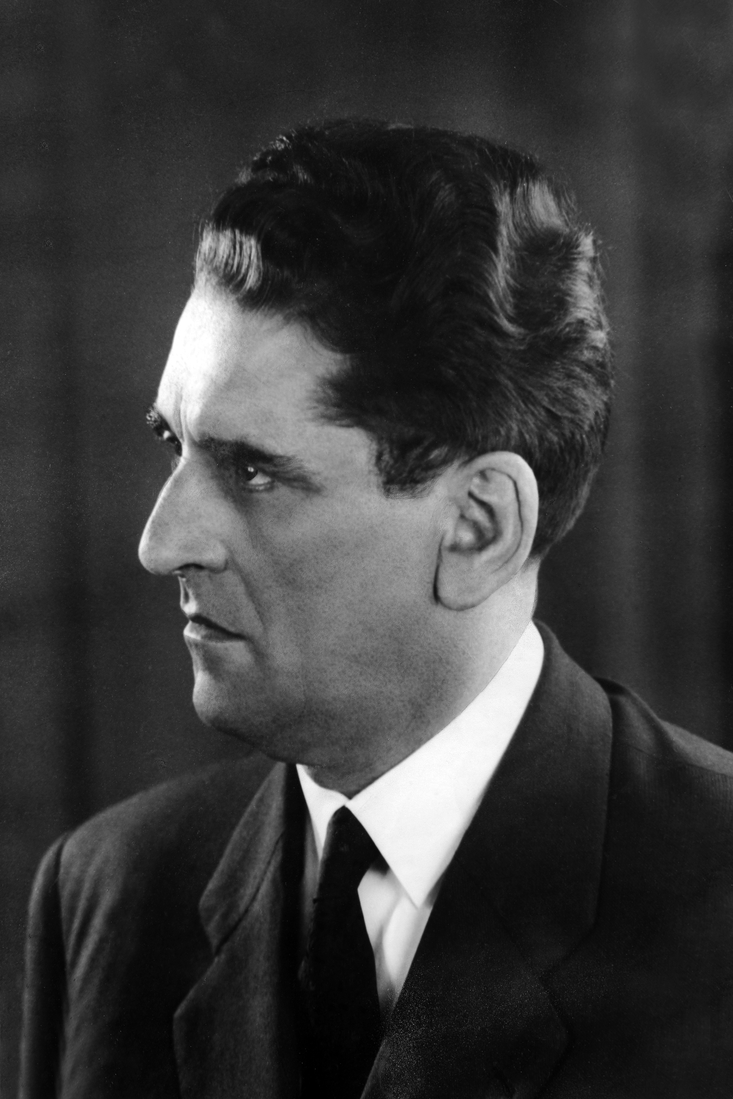 Nasceu na freguesia da Terra Chã, ilha Terceira, 7.11.1902, e faleceu em Angra do Heroísmo, 2.4.1987.  Deputado e Governador Civil. 
Após os estudos secundários no liceu de Angra, concluiu a licenciatura na Faculdade de Direito, em Lisboa, no ano de 1927. De regresso à ilha, exerceu a advocacia, cumulativamente com outras funções: professor do Liceu e da Escola Industrial, ingressando depois na função pública (1932), como chefe da secretaria da Junta Geral de Angra do Heroísmo. 
Na vida política, foi vogal da comissão administrativa da Câmara Municipal de Angra (1928-1930), presidente da comissão municipal da União Nacional (1934), deputado à Assembleia Nacional de 1945 a 1949, e governador civil do distrito de 31 de Março de 1959 a 16 de Abril de 1973. 
Foi ainda presidente da Comissão Regional de Turismo e do Instituto Histórico da Ilha Terceira, de que foi fundador. 
Foi agraciado com o grau de Grande Oficial da Ordem Militar de Cristo, Grande Oficial da Ordem do Infante D. Henrique e recebeu a medalha de ouro de Mérito Naval. 
Tem colaboração dispersa em vários jornais e revistas.