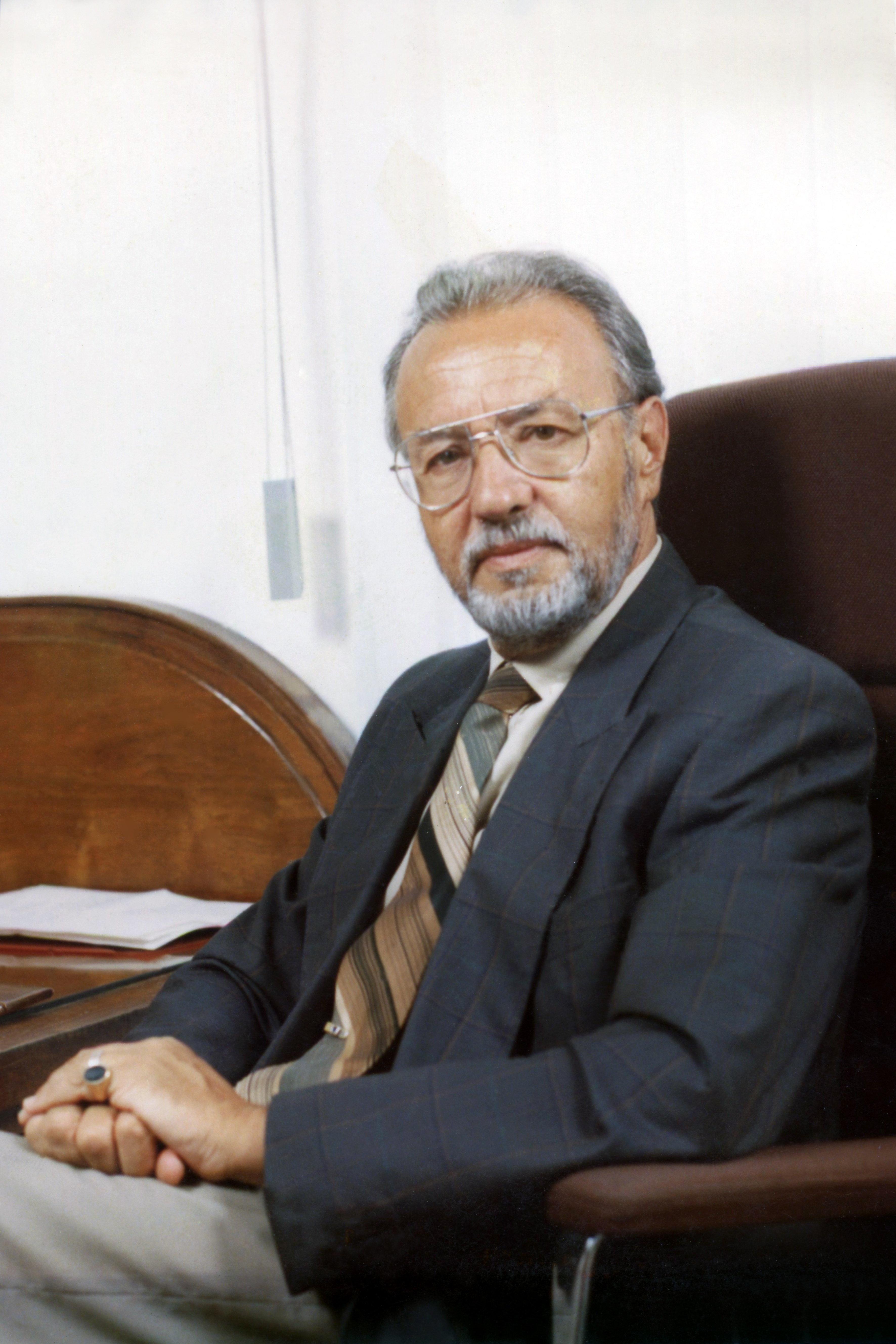 Álvaro Pereira da Silva Leal Monjardino nasceu em Angra do Heroísmo a 6. 10.1930.
Formou-se em Direito na Universidade de Lisboa (1953) e fez um curso de pós-graduação, curso complementar de ciências jurídicas (1954). Voltou à Terceira, onde exerce a advocacia, tornando-se num dos advogados mais conhecidos e com mais êxito dos Açores. Foi também um destacado administrador da empresa familiar «José Monjardino e Filhos», representante da «Mobil Oil Portuguesa».
Participou activamente na vida política açoriana, tendo sido eleito deputado nas listas do A.N.P. pelo círculo do distrito de Angra do Heroísmo, para a última legislatura do Estado Novo, 1973-1974. Depois do 25 de Abril aderiu ao movimento autonomista. Foi um dos vogais da Junta Governativa dos Açores, formada em 1975, exercendo o cargo de vogal para a Economia e Finanças e foi membro da Comissão Instaladora do Instituto Universitário dos Açores. Foi o mais destacado membro da comissão que elaborou o projecto de estatuto provisório para a Região dos Açores e que muito influenciou o texto constitucional de 1976, no capítulo das autonomias insulares.
Foi eleito deputado à Assembleia Regional dos Açores nas listas do PPD pelo círculo da Graciosa (1976-1980) e da Terceira (1980-1984). Foi sucessivamente eleito presidente da Assembleia Regional entre 1976 e 1984, com um interrupção entre Novembro de 1978, quando foi ministro adjunto para os Assuntos Parlamentares do governo presidido por Mota Pinto. 
É uma das personalidades mais destacadas da cultura açoriana da segunda metade do século XX, com estudos publicados nas áreas da ciência jurídica, da história e da política e inúmeras palestras. Foi o coordenador do processo de classificação de Angra do Heroísmo como bem inscrito na lista do Património Mundial pela UNESCO (1983). Presidiu ao Instituto Histórico da Ilha Terceira (1984-1999).