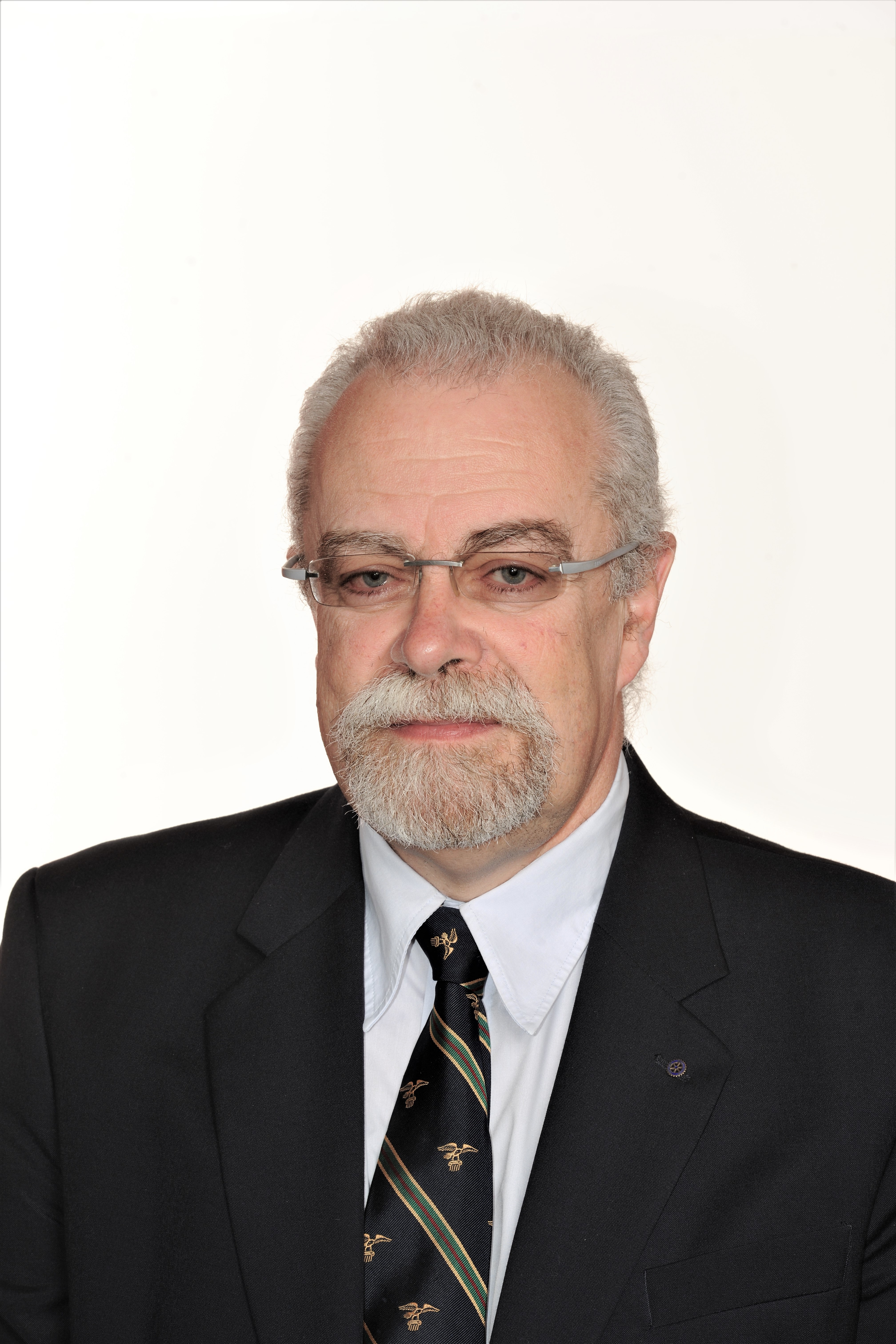 Francisco dos Reis Maduro Dias, natural de Angra do Heroísmo, ilha Terceira, Açores (n. 28.12.1953.

Licenciado em História pela Universidade do Porto, com pós-graduações em Museologia (Universidade Autónoma de Lisboa) e em Gestão e Conservação da Natureza (Universidade dos Açores). Formador do sistema nacional de Certificação Profissional.
Exerceu o cargo de director do Gabinete da Zona Classificada de Angra do Heroísmo, pela UNESCO, de 1987 a 2000, tendo sido director do Museu de Angra do Heroísmo entre 2002 e 2005.

Actualmente é Técnico Superior (Museólogo) do quadro do Museu de Angra do Heroísmo.

Desenvolve, há mais de 35 anos, actividade nas áreas da cultura e identidade, desenvolvimento sustentado e património cultural, com textos publicados, palestras e comunicações, em congressos e colóquios em Portugal e no estrangeiro, bem como em projectos de salvaguarda e valorização do património natural e cultural.
Tem sido professor convidado em diversas instituições, nomeadamente na Universidade dos Açores, Escola Superior de Enfermagem de Angra do Heroísmo, Seminário Diocesano de Angra e Ensino Profissional (áreas da cultura, património, turismo e identidade).
É membro de várias instituições e agremiações culturais, nacionais e estrangeiras.
É empresário na área do turismo de habitação, desde 2010.
Foi presidente do Instituto Histórico entre 2001 e 2003, tendo sido reeleito para mais dois mandatos entre .....